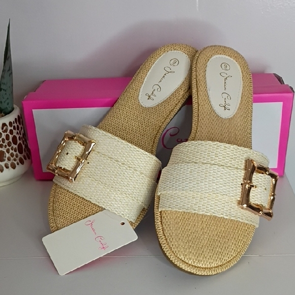 Jessica Carlyle Cream Flat Sandals Big Buckle Single Band Avero White NWT Chic - Picture 2 of 8